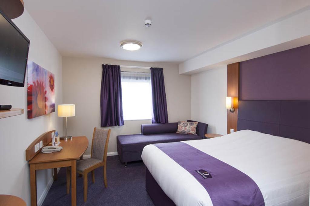 Premier Inn Edinburgh Central Номер фото