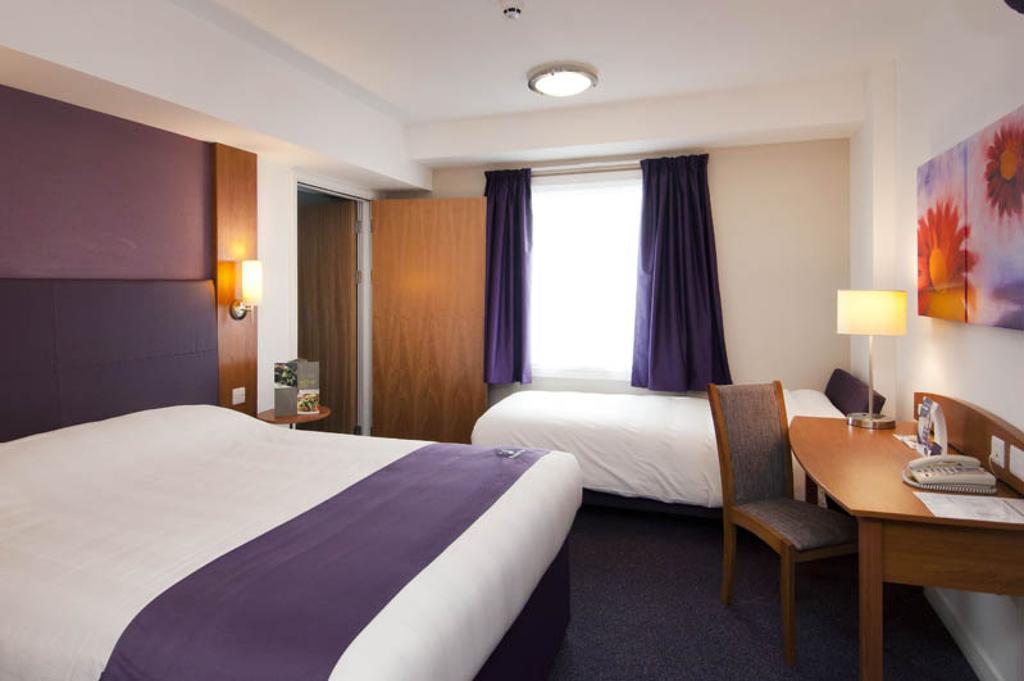 Premier Inn Edinburgh Central Номер фото