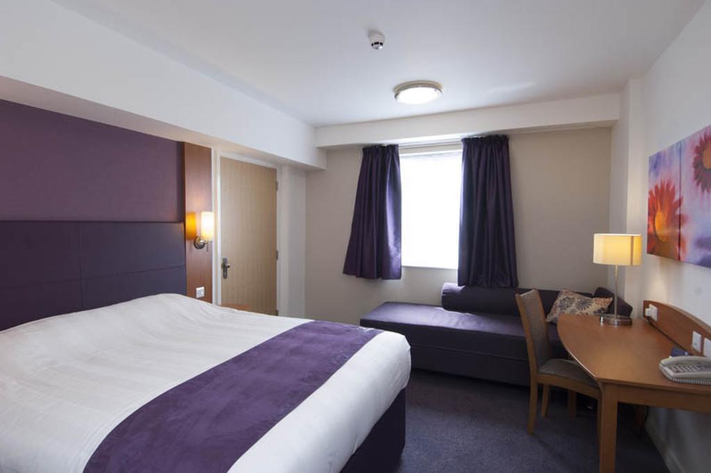 Premier Inn Edinburgh Central Номер фото
