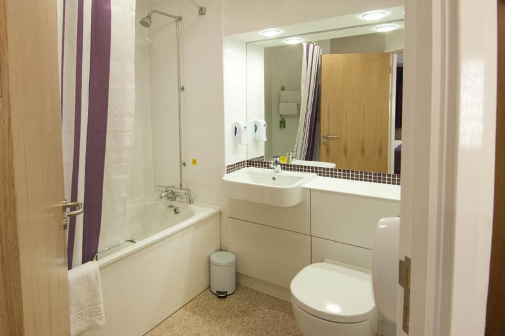 Premier Inn Edinburgh Central Номер фото
